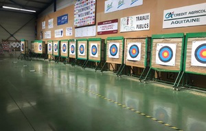 Accueil de manifestations sportives à thèmes, à destination de tous les publics, ici à l’occasion de « Partage tes flèches » où les licenciés invitent une connaissance à découvrir le tir à l’arc.