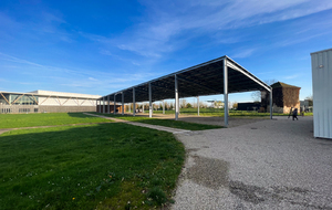 Le pas de tir extérieur couvert permet également de mettre à l'abris les spectateurs venus observer les compétitions TAE organisées aux centre des Archers de Boé.